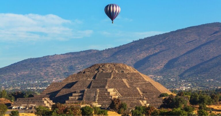 teotihuacan tours on a hot air balloon over the pyramids