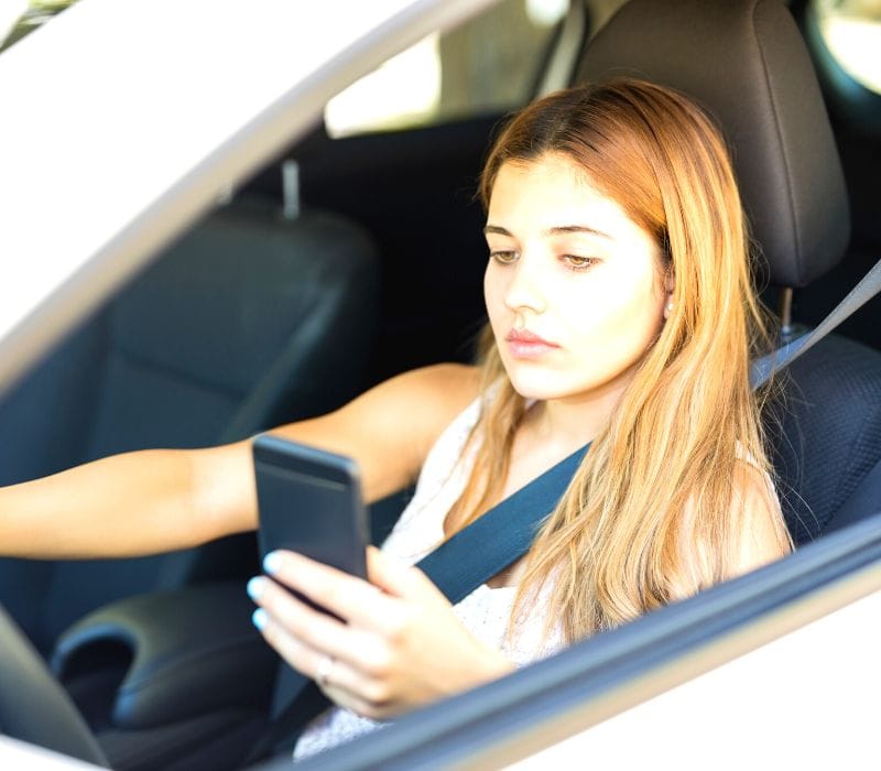 woman on her cell phone while driving
