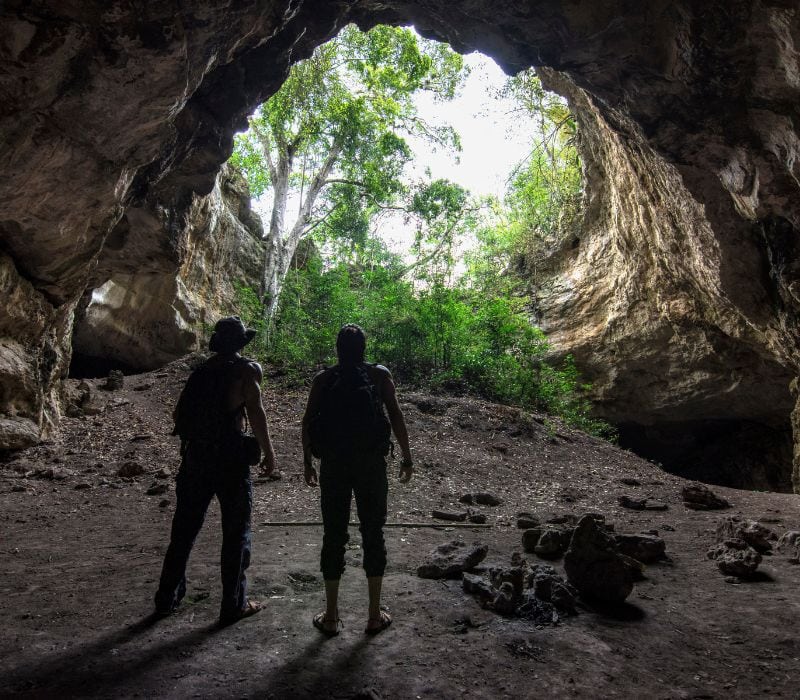 two people inside the cave in La Huasteca Potosina