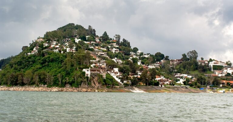 Valle de Bravo town by the lake | best hotels in valle de bravo