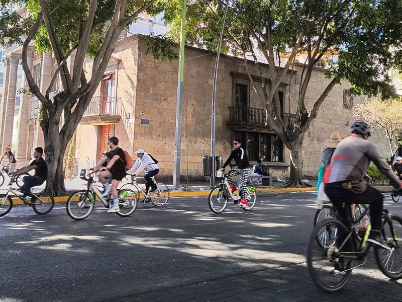 people doing the guadalajara sunday bike ride