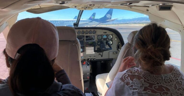 two woman on the oaxaca to puerto escondido flight on AeroTucan Airlines