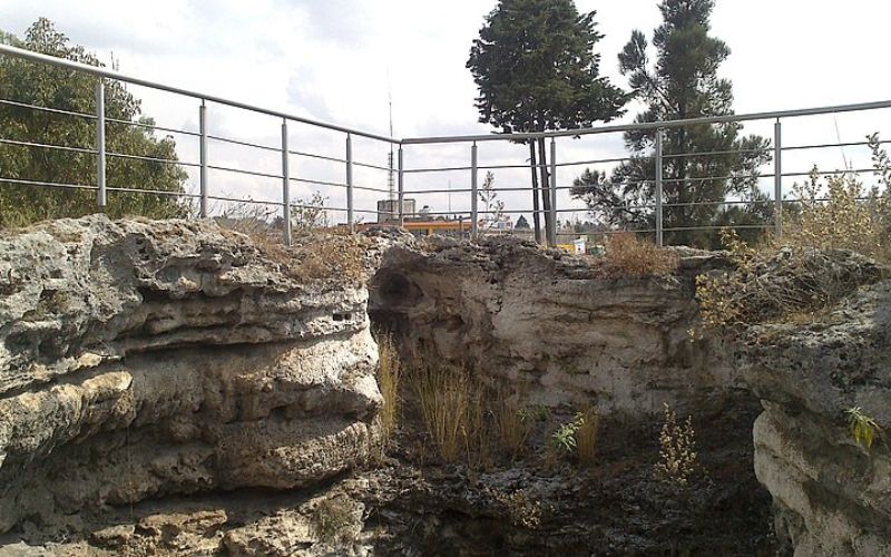 railings surrounding Cuexcomate