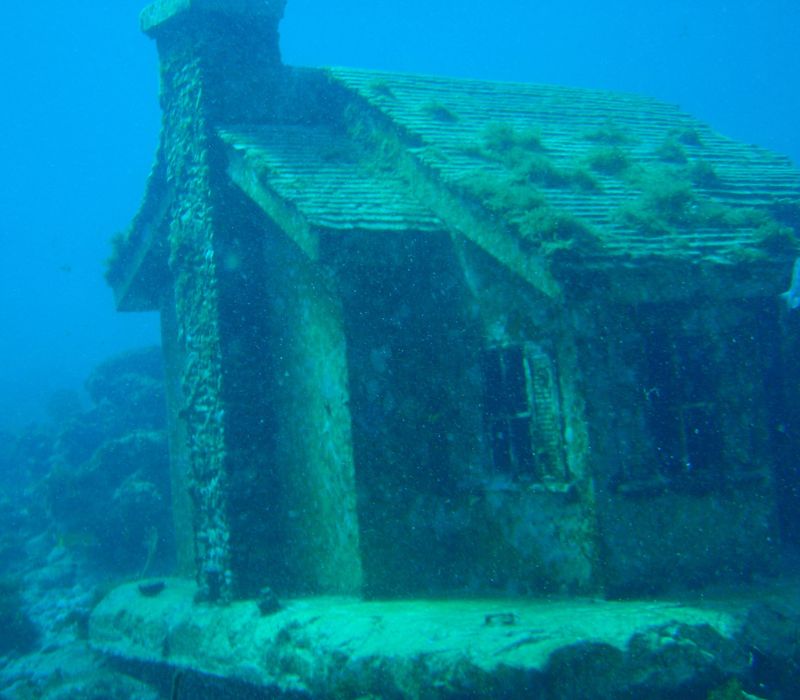 house sculpture in underwater museum Mexico