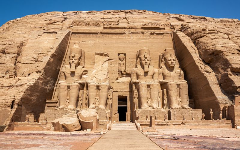massive rock cut temples in abu simbel