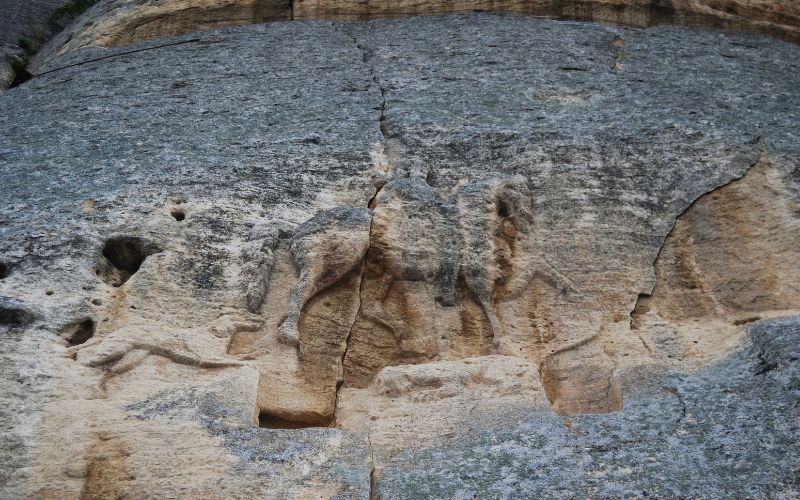 Figure of a knight triumphing over a lion, is carved into a 100-m-high cliff