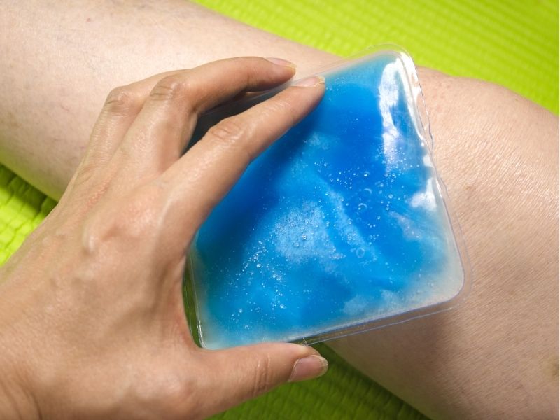 gel ice pack on person's knee