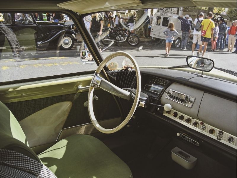 vintage car without seatbelts