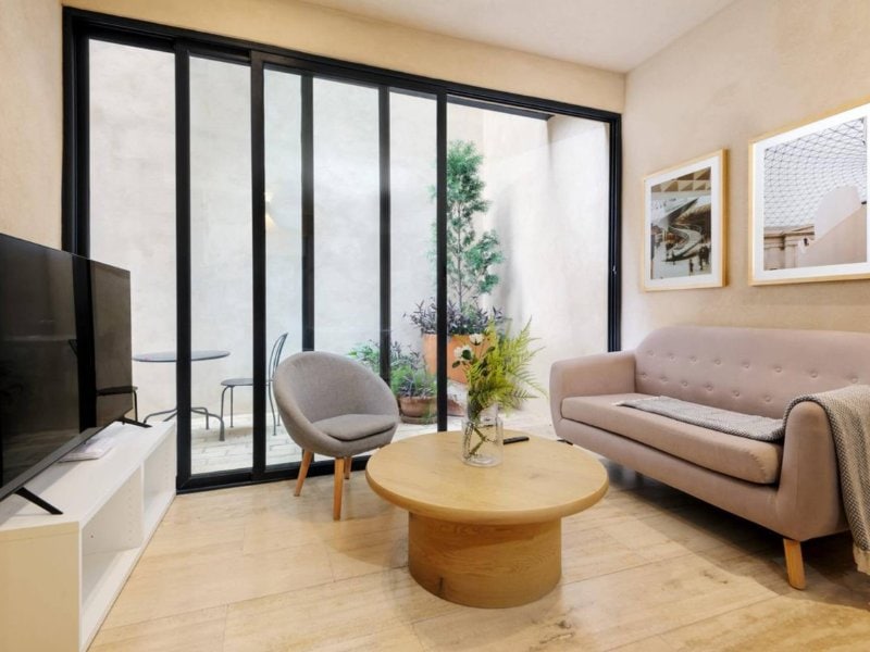Living room with glass doors to the terrace at the 2-Bedroom Apartment in Santa María la Ribera, Mexico City