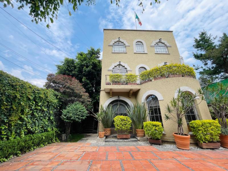 Garden and facade of the 2-bedroom apartment Airbnb across from Viveros de Coyoacán, Mexico City