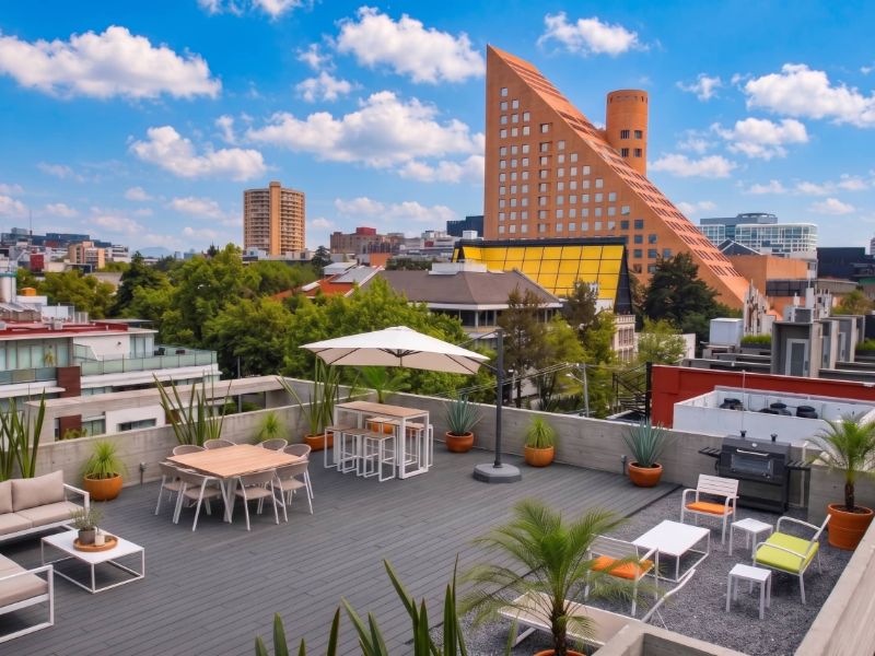 Rooftop terrace with dining tables and city views at the 3-Bedroom Polanco Apartment by Masaryk in Polanco, Mexico City