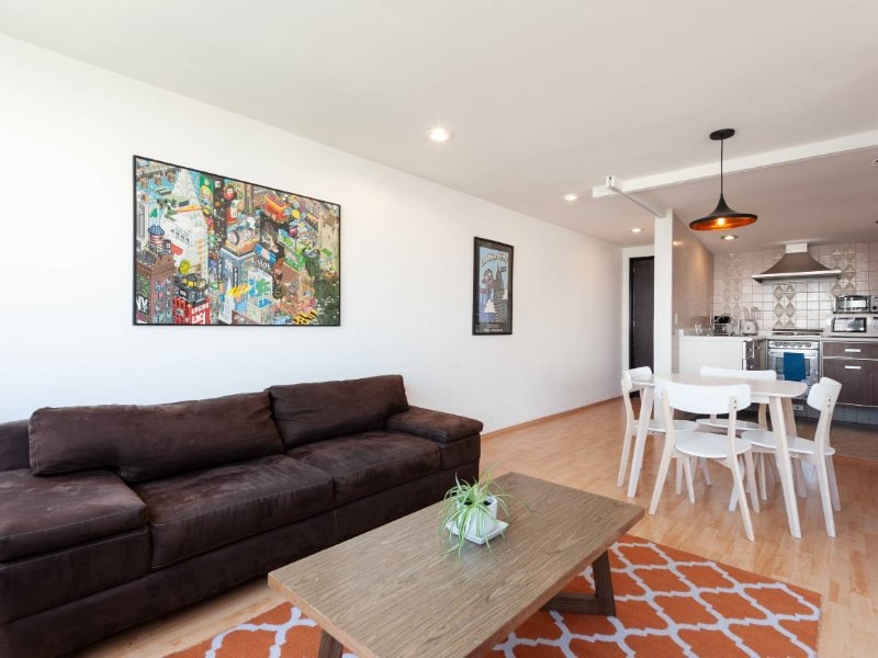 Bright open living and dining room at the Bright Studio by the World Trade Center in Nápoles, a budget Airbnb in Mexico City