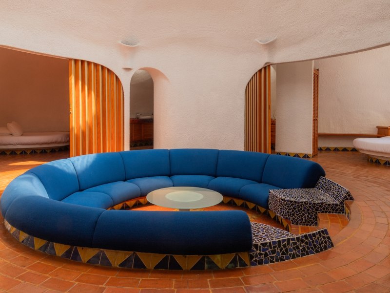 Sunken circular blue sofa in the living room of Casa de la Estrella