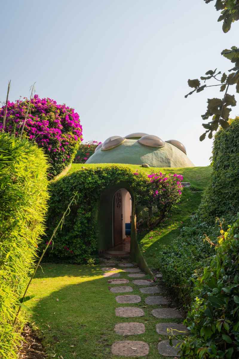 Grass-covered dome house of Casa de la Estrella at Conjunto Satélite