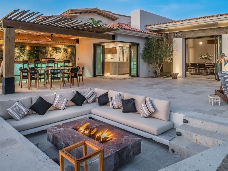 Sunken lounge with a fire pit and outdoor dining at Casa Naah Payil in Cabo del Sol, Cabo San Lucas