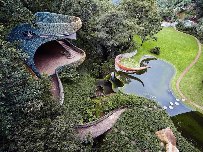 Aerial view of the snake house's open-mouthed head and curving body